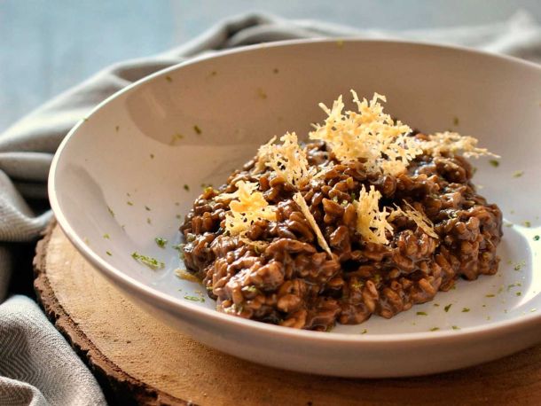RISOTTO DE AJO NEGRO CON CRUJIENTE DE PARMESANO 