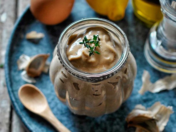 RISOTTO DE AJO NEGRO CON CRUJIENTE DE PARMESANO 