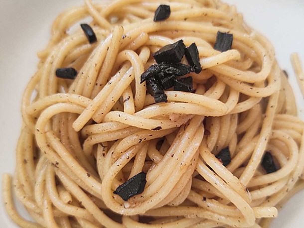 RISOTTO DE AJO NEGRO CON CRUJIENTE DE PARMESANO 