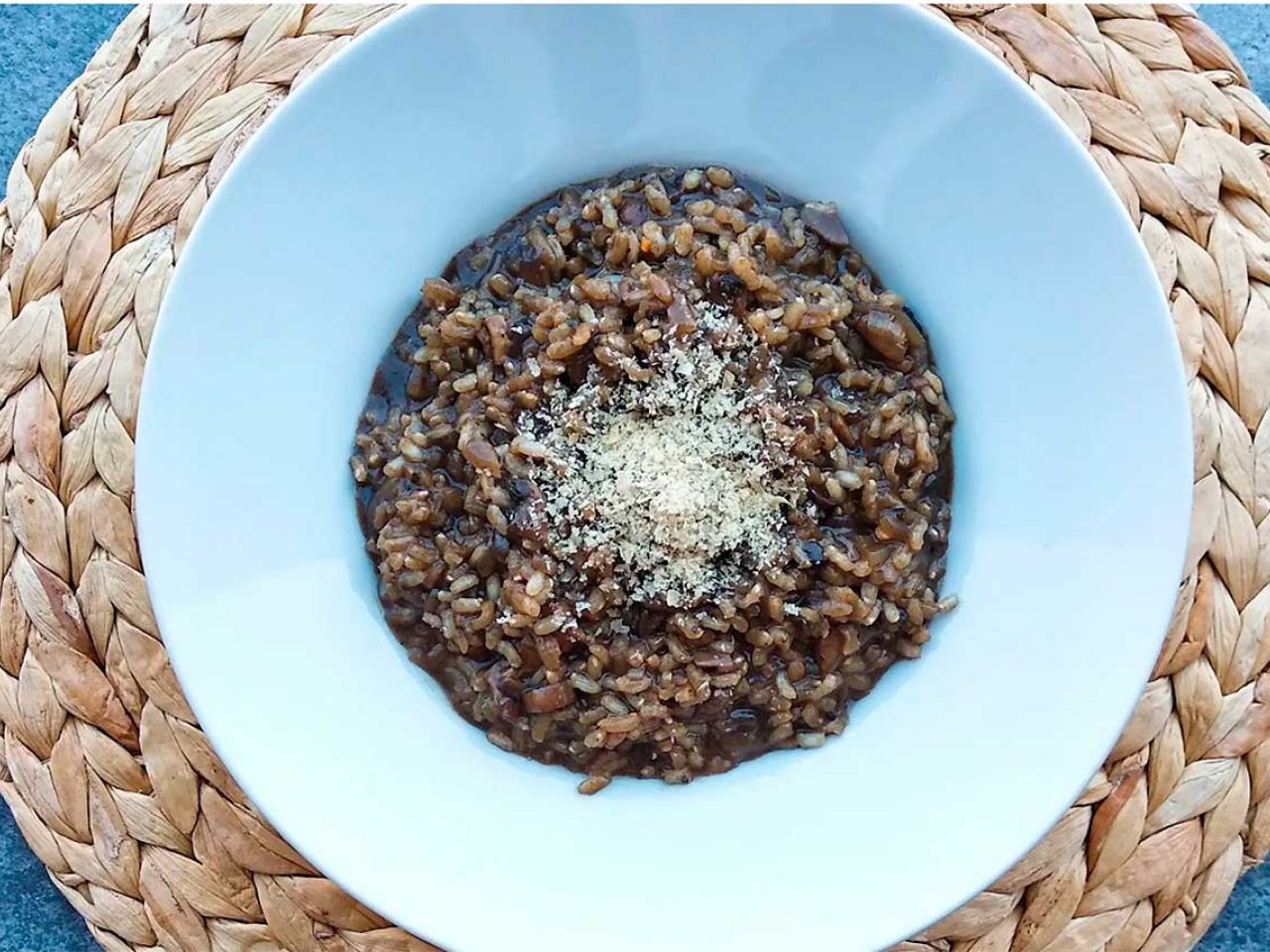 RISOTTO DE CHAMPIÑONES Y AJO NEGRO